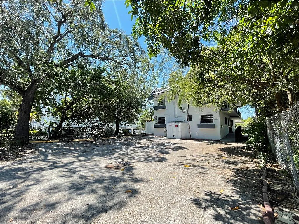 2 bed, 2.0 bath, 3868 sqft, $2,050 — Photo 4