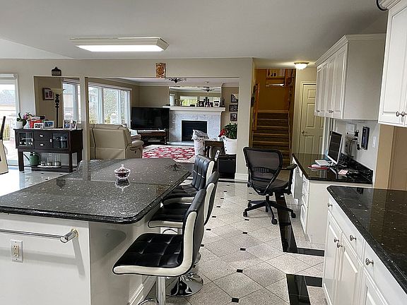 5th image of 49237 Fox Dr N