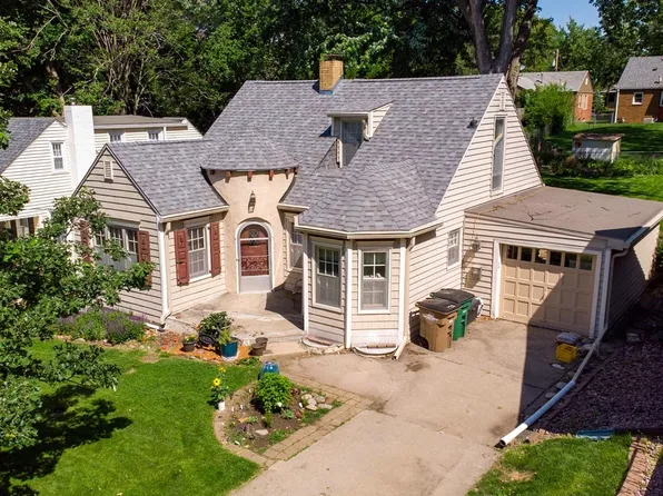 6415 Elmcrest Dr, Windsor Heights, IA 50324