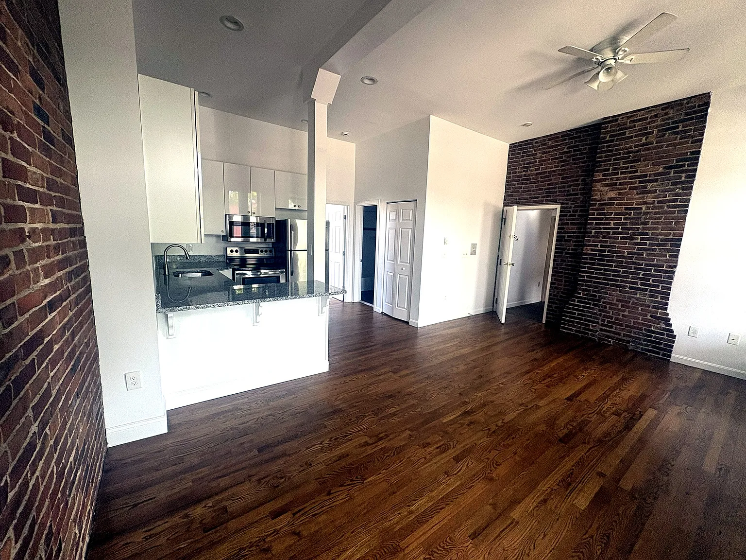 1 bed, 554 sqft, $2,400 — Photo 4