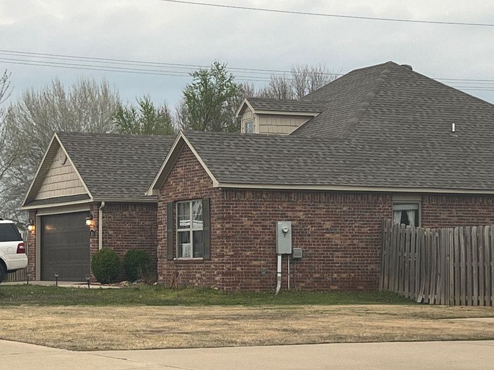 2nd image of 805 Soutwest Wallstone Rd