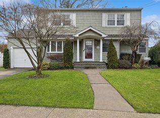 21 Saint James Ct, West Babylon, NY 11704