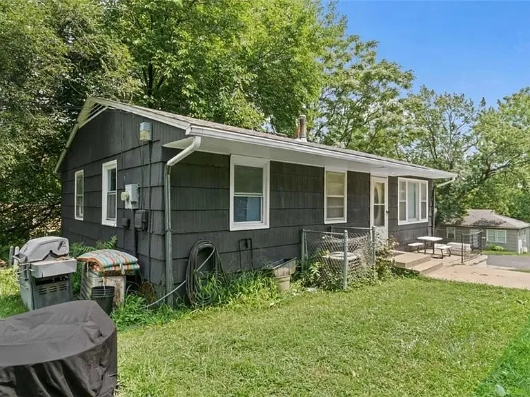2204 S Cedar Ave — Photo 2
