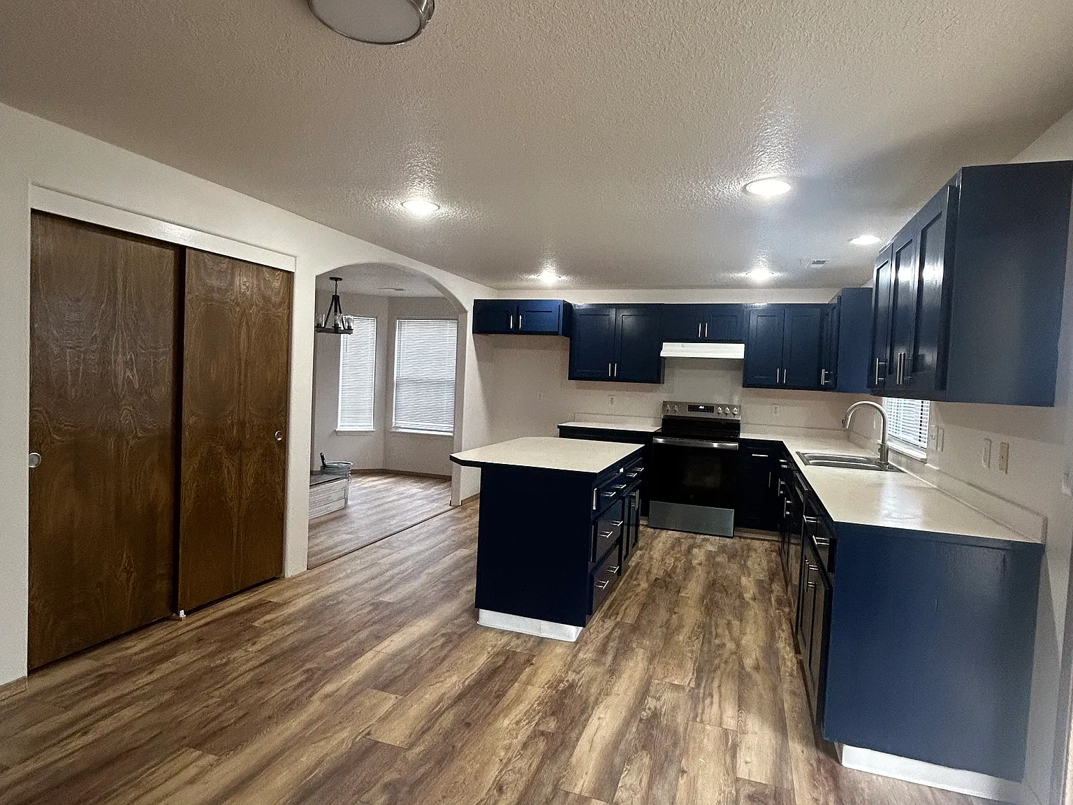 4 bed, 2.5 bath, 2002 sqft, $2,995 — Photo 2