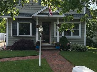 38 E Hamilton Ave, Massapequa, NY 11758