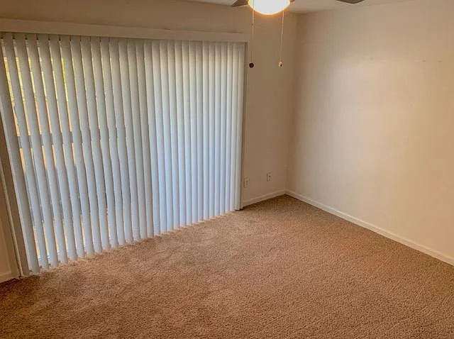 Hillcrest Apartments — Photo 10