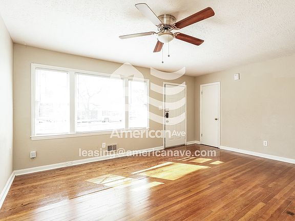 902806_004_living_room_14379728.jpg