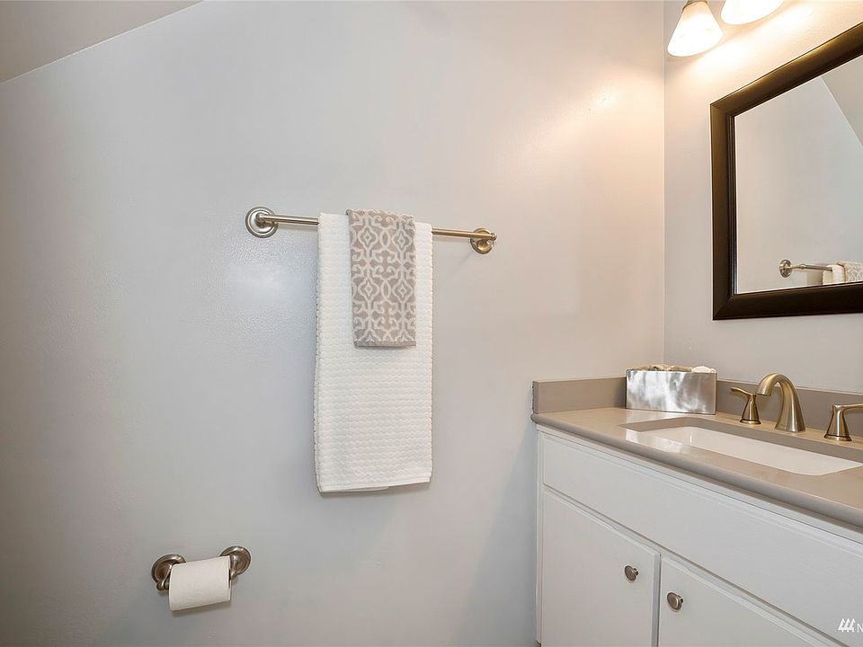 1st image of 1303 NE Jasmine Ln