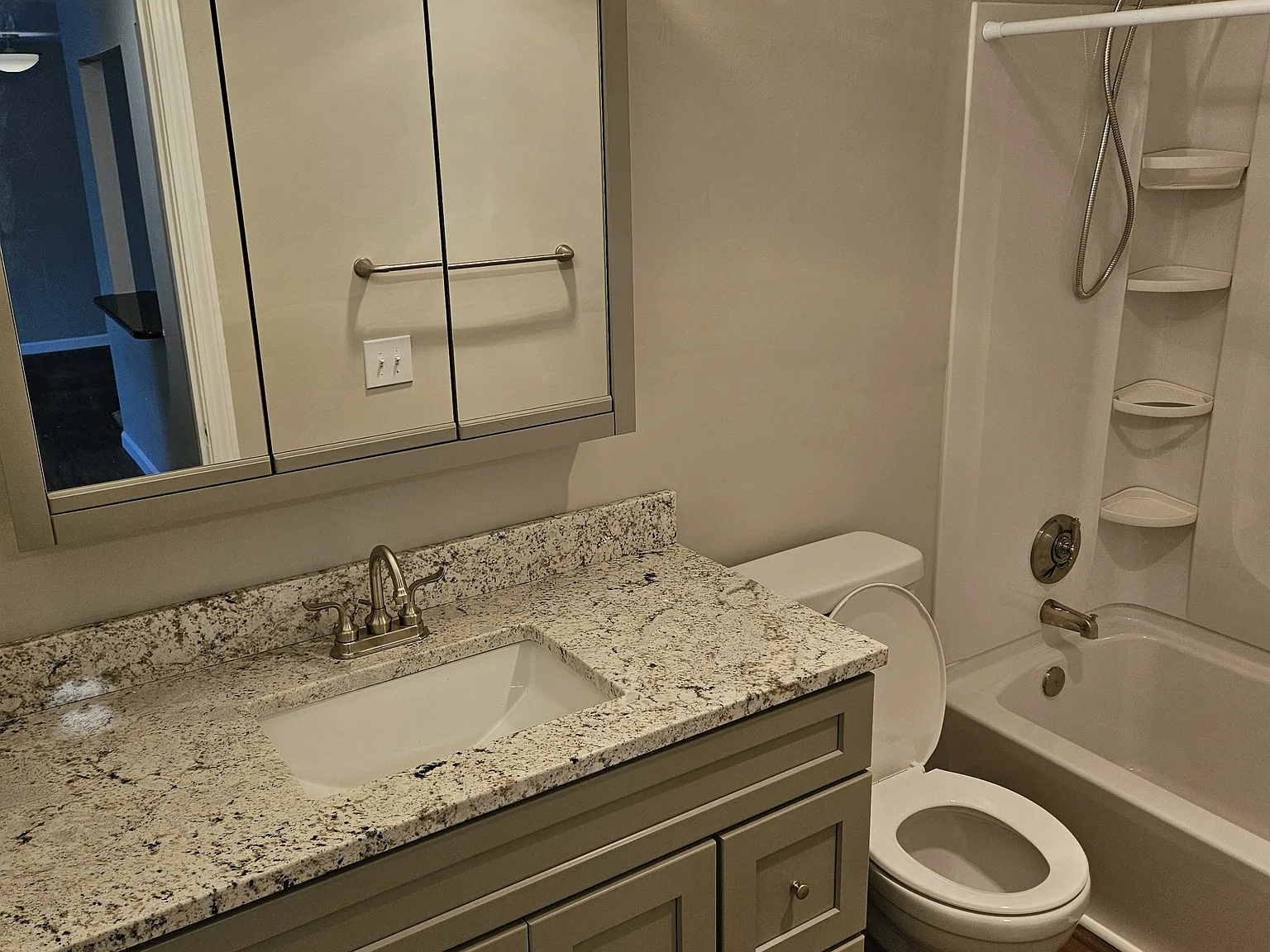 1 bed, 705 sqft, $1,950 — Photo 3