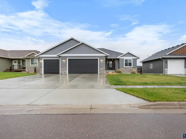 3816 S Home Plate Ave, Sioux Falls, SD 57110