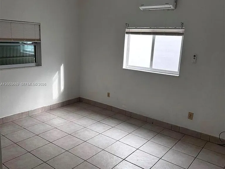 911 NE 5th Ave #1 — Photo 7