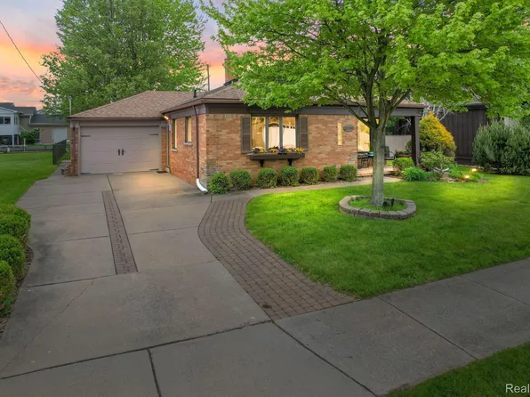 22535 Maple St, Saint Clair Shores, MI 48081