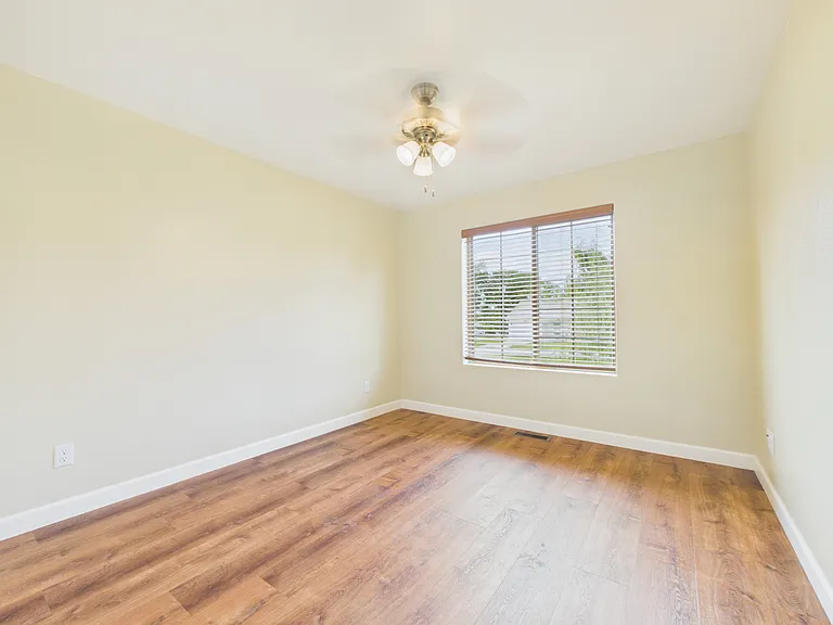 245 Johnson St — Photo 17