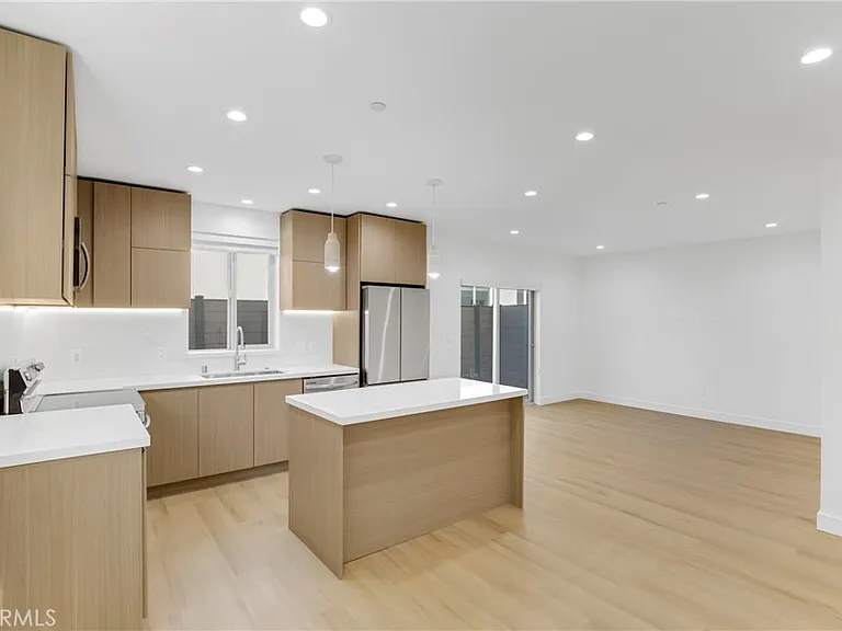 4853 Woodman Ave — Photo 12
