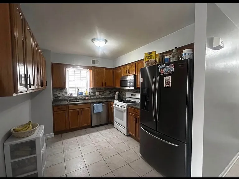 1031 E Grand St #1 — Photo 7