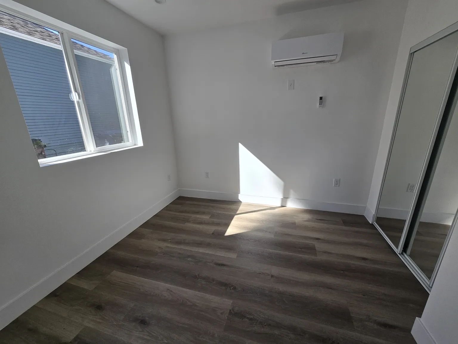 1291 East 40th Place - 4019... — Photo 4