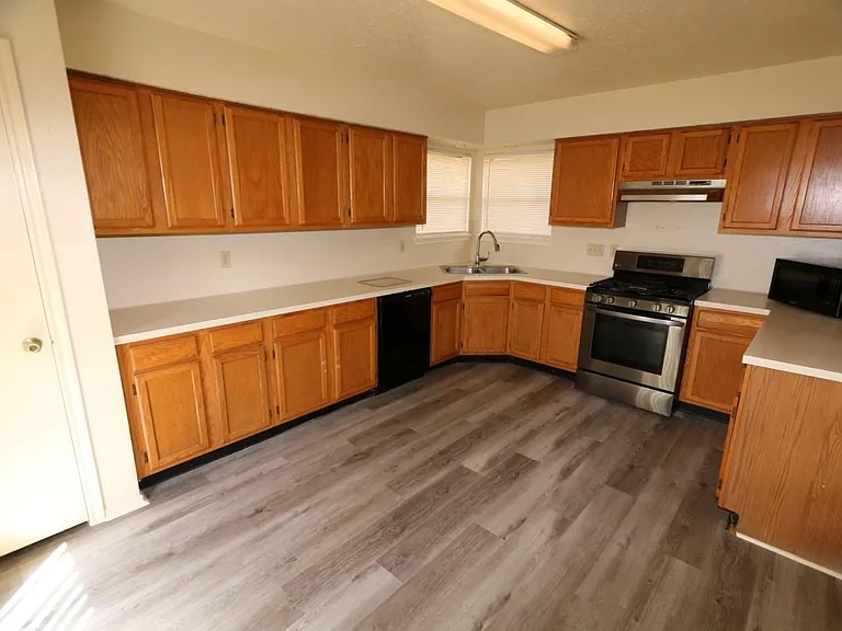 10031 Red Wolf Ln — Photo 5