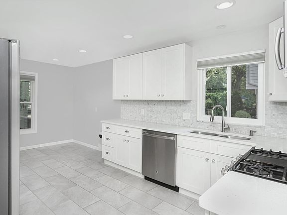 3rd image of 30876 Lincolnshire St E