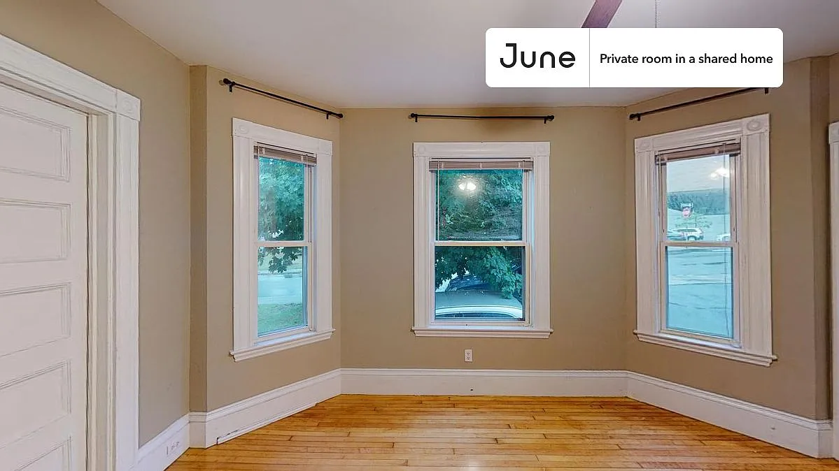 Full bedroom in 6 bed/2 bath home in Brighton #1301 B — Photo 3
