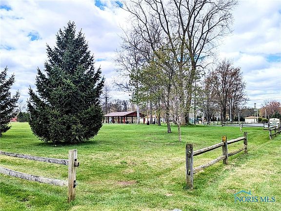 3rd image of 122 W Park Ln