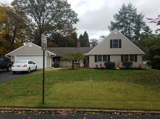 12 Flamingo Rd, Levittown, PA 19056