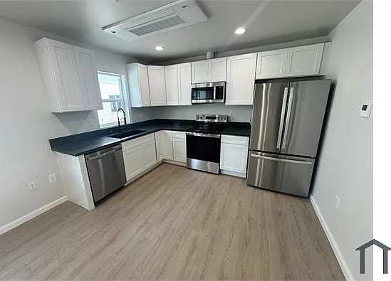 5 bed, 1660 sqft, $4,925 — Photo 3