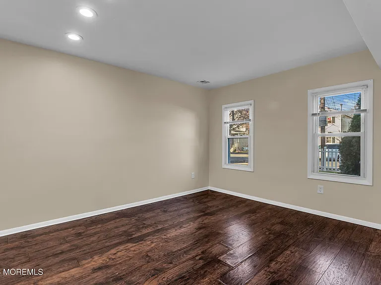148 Dewitt Ave — Photo 4
