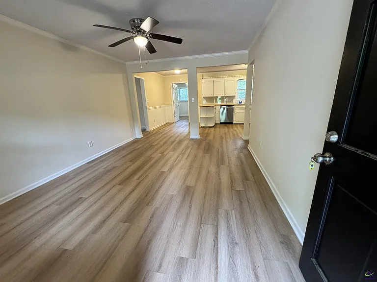 92 W Valley Dr — Photo 2