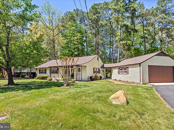 3rd image of 104 Oaklee Dr