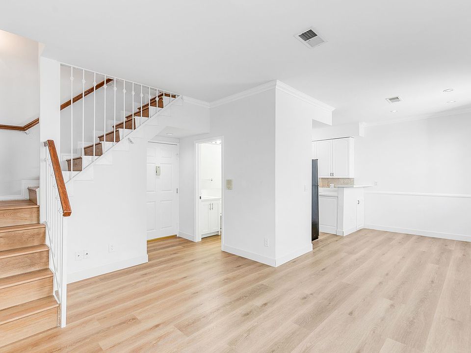 1st image of 4034 Redwood Ave #103