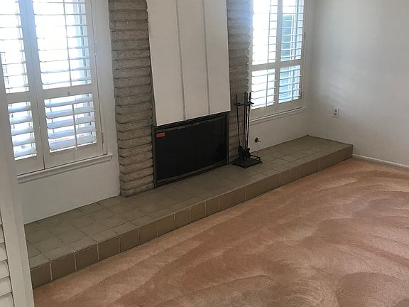 Living room gas fireplace 