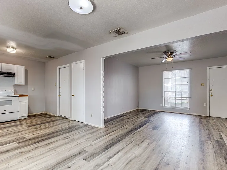 827 Spring Park Dr — Photo 3