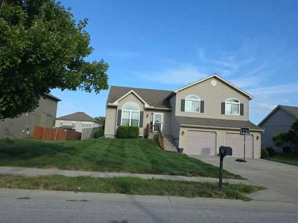 8915 N Essex Dr, Kansas City, MO 64156