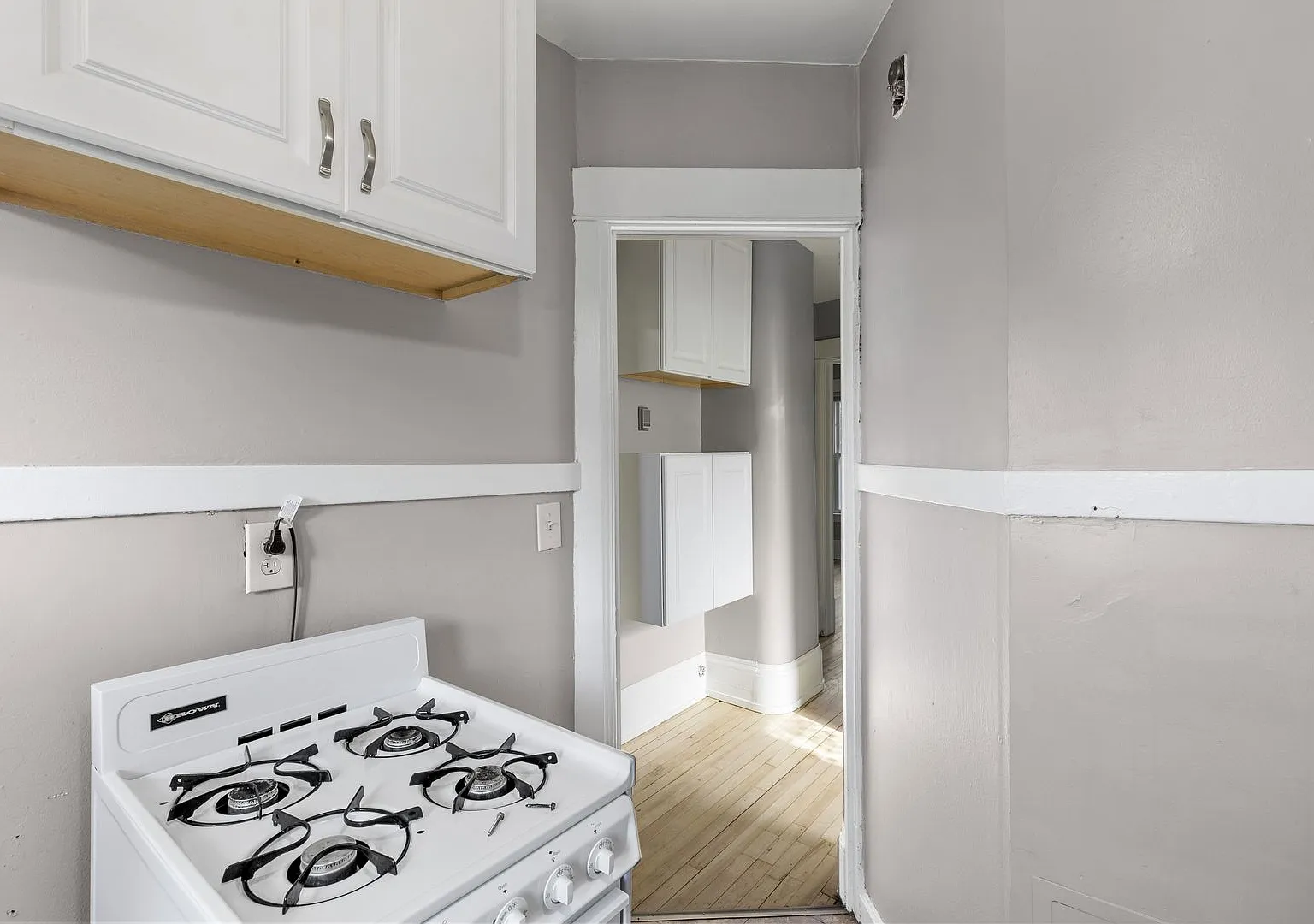 Charming 1 BR Upper Duplex in Heart of Northeast Minneapolis — Photo 4