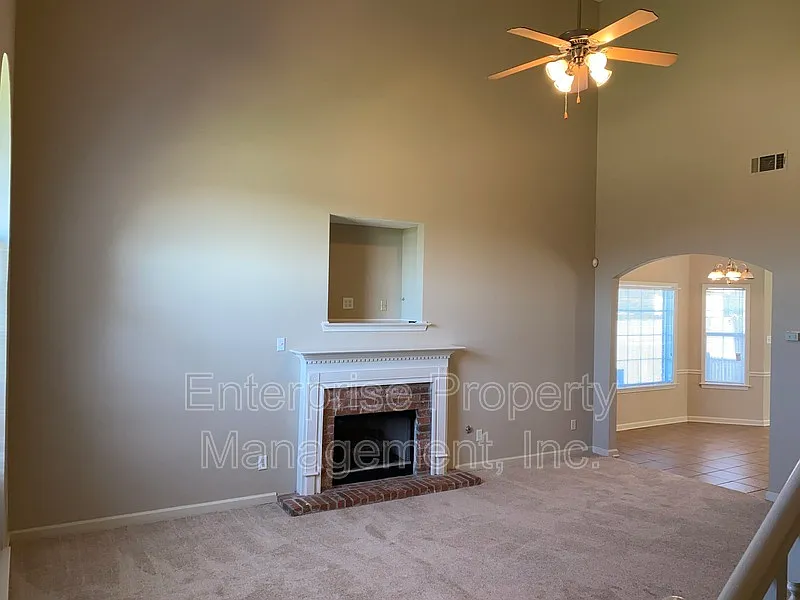 4 bed, 2.5 bath, 2035 sqft, $2,295 — Photo 3