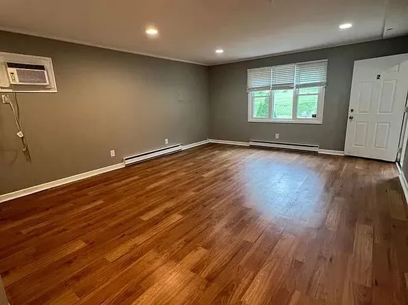 1033 Valley Dr, Bettendorf, IA