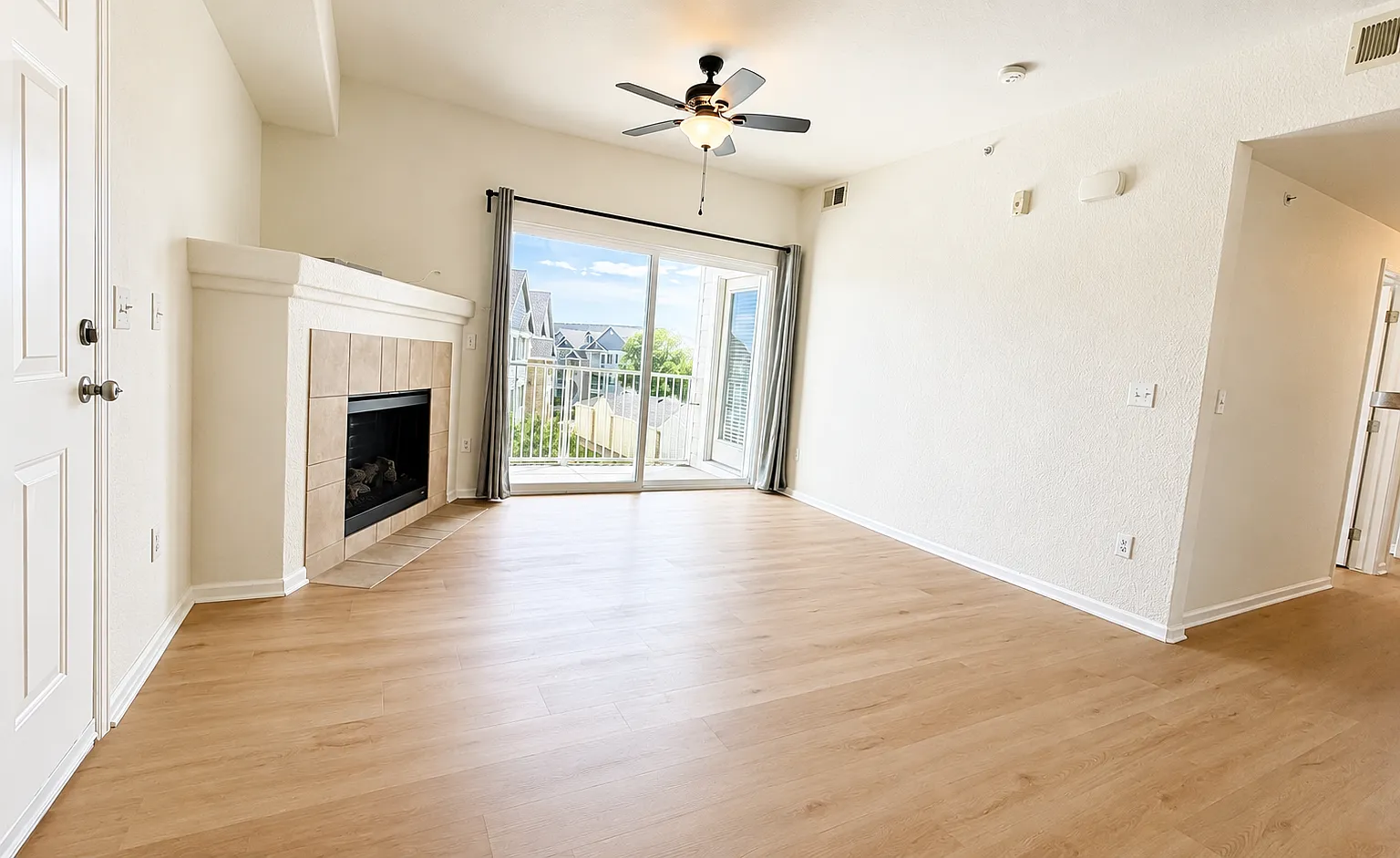 3 bed, 1291 sqft, $2,200 — Photo 4