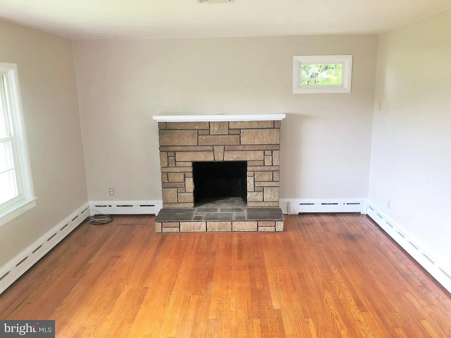 3 bed, 1.5 bath, 1455 sqft, $2,725 — Photo 2