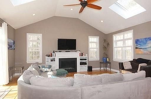 4th image of 3 Sherwood Dr