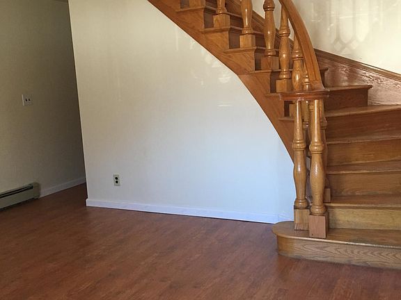 Large foyer on 1st level