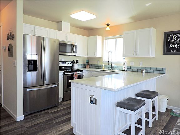 Gorgeous bright updated kitchen 