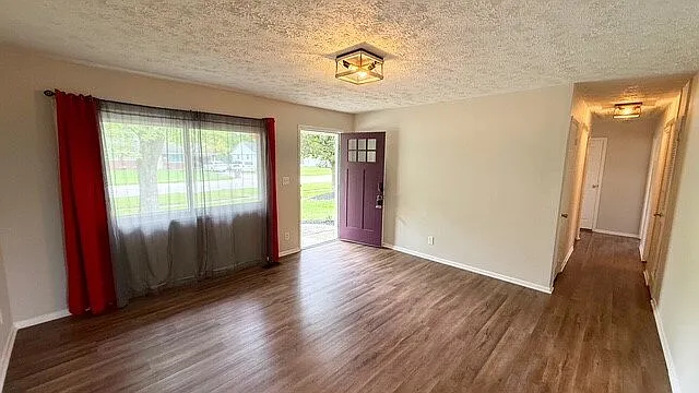 3 bed, 1.0 bath, 999 sqft, $1,385 — Photo 2