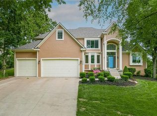 520 NE Oaks Ridge Dr, Lees Summit, MO 64064