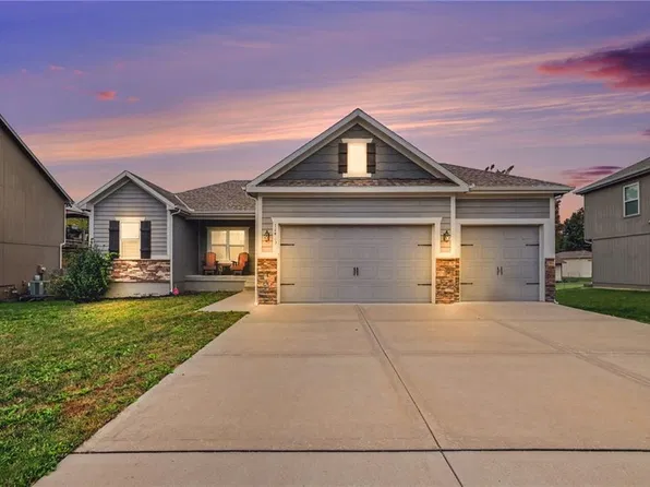 12419 Live Oak Cir, Peculiar, MO 64078