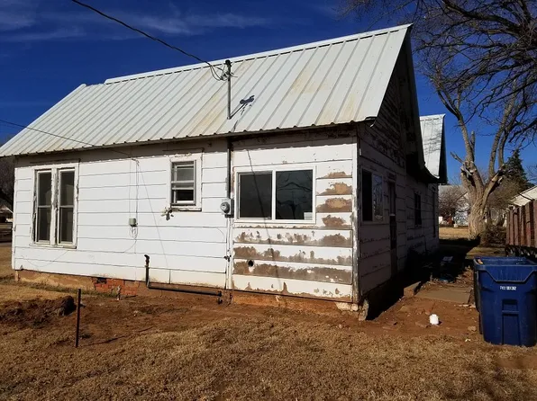 323 N 3rd St, Okeene, OK 73763