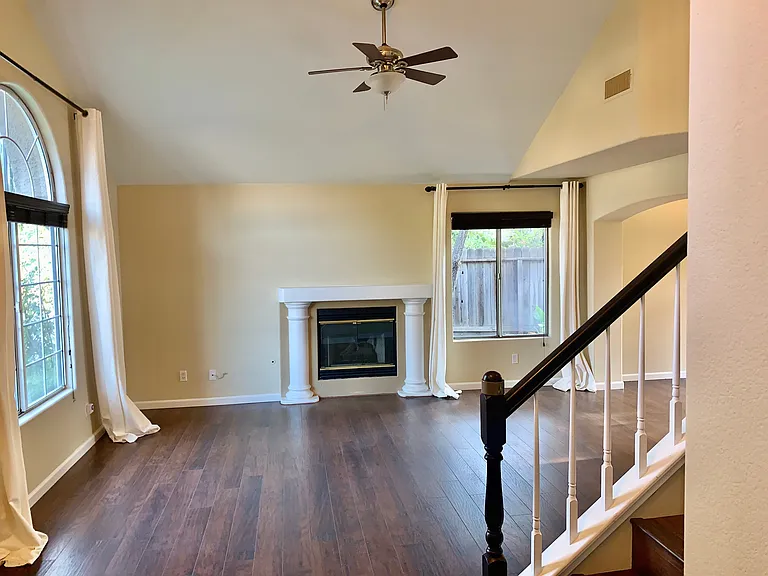 1023 E Freedom Ave — Photo 4