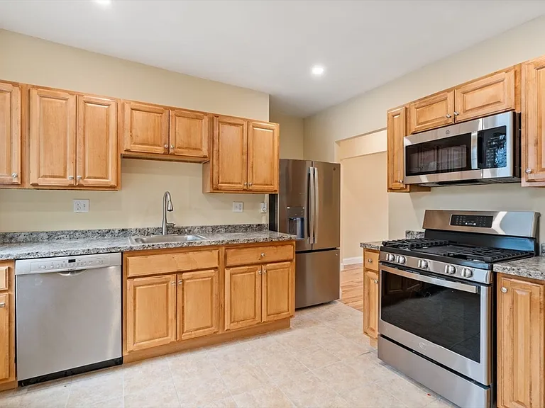 570 Washington St #3 — Photo 2