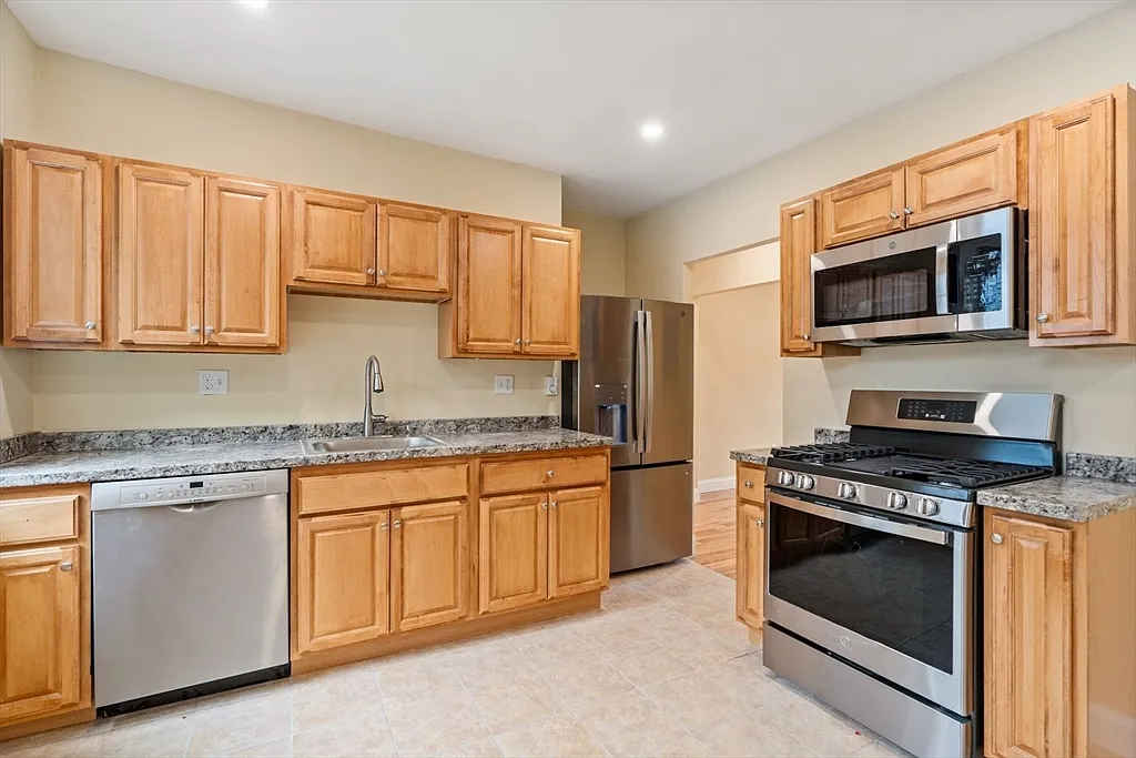 Building Photo - 570 Washington St #3
