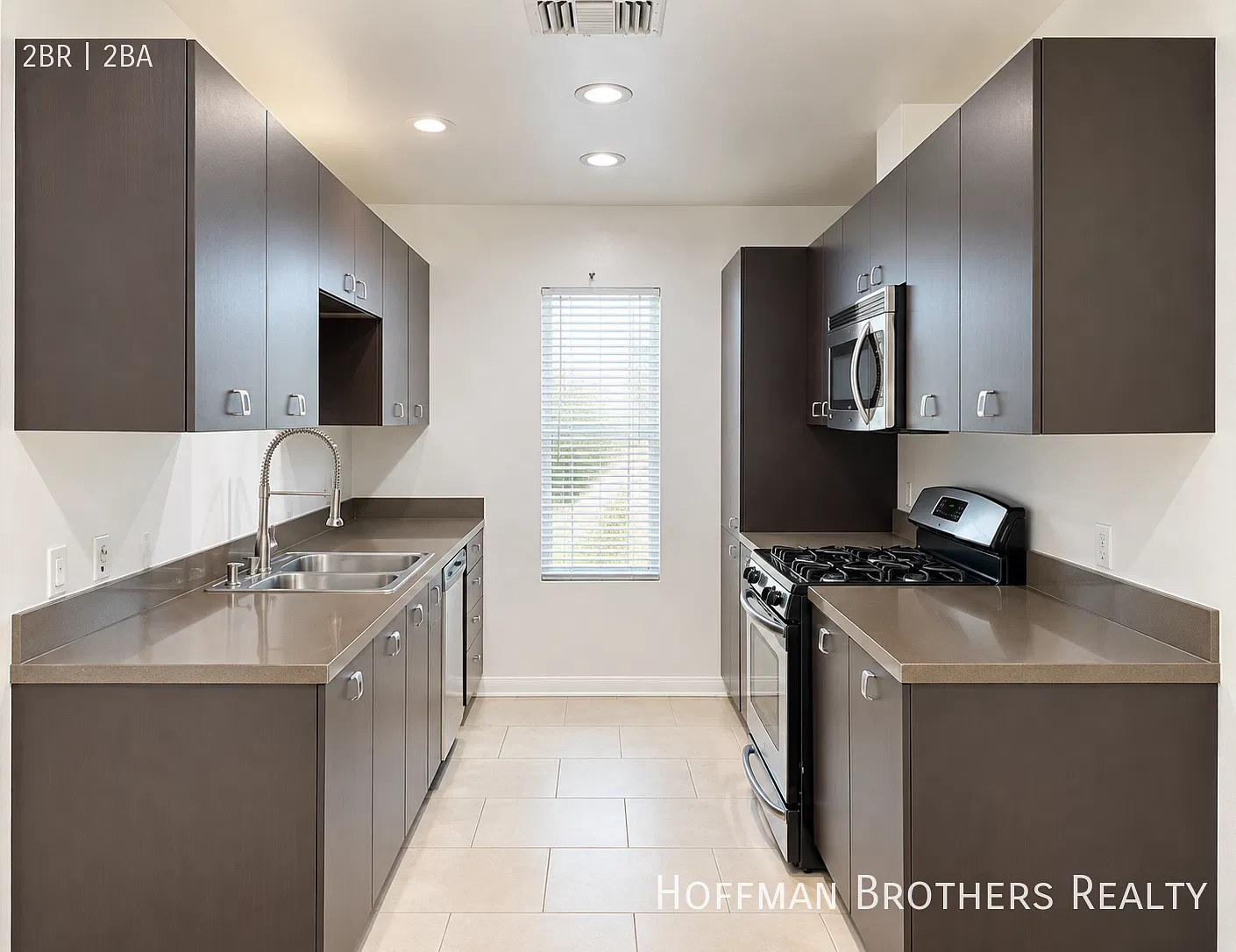 Stylish Hollywood Living Recently Updated 2 Bedroom with Balcony, Equipped Kitchen, Central A/C, ... — Photo 1