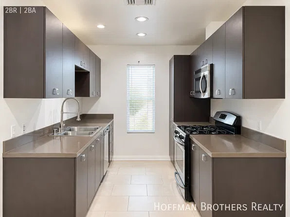 1418 N Poinsettia Pl, West Hollywood, CA